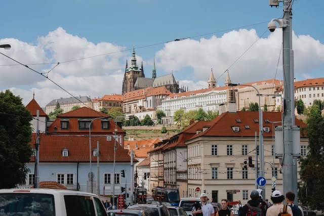 Participanți Job Jam plimbându-se prin Praga, cu castelul în fundal