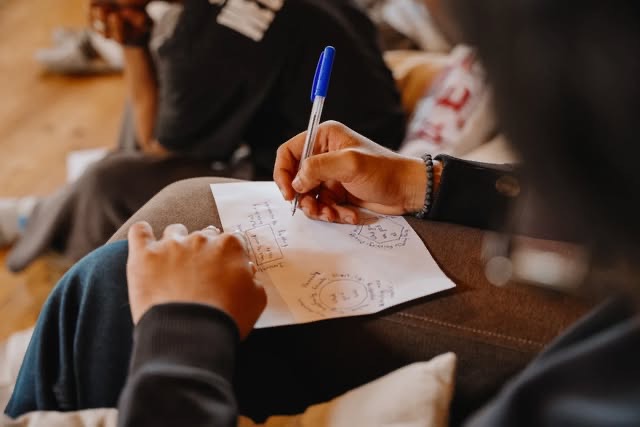 Un participant care scrie notițe de mână într-o sesiune Job Jam